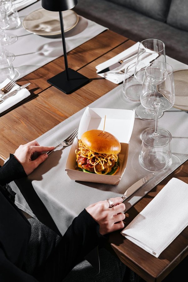 Comment porter des escarpins à brides de façon moderne sans nuire au confort?